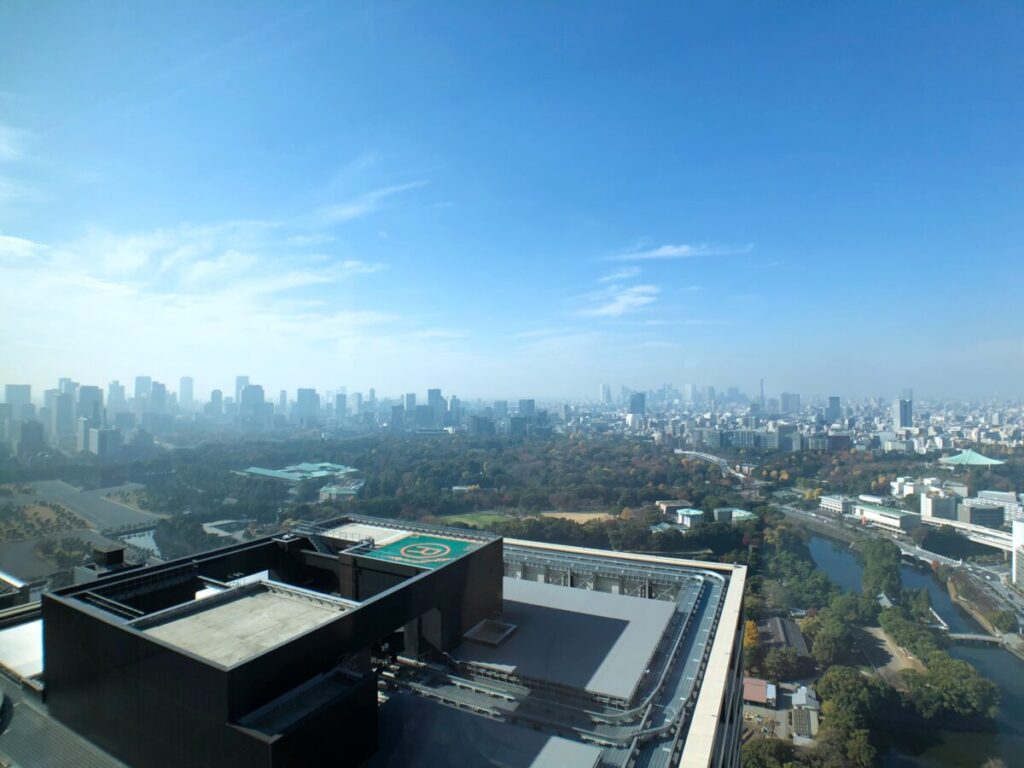フォーシーズンズ東京大手町_デラックスルーム皇居御苑ビュー_部屋からの眺め